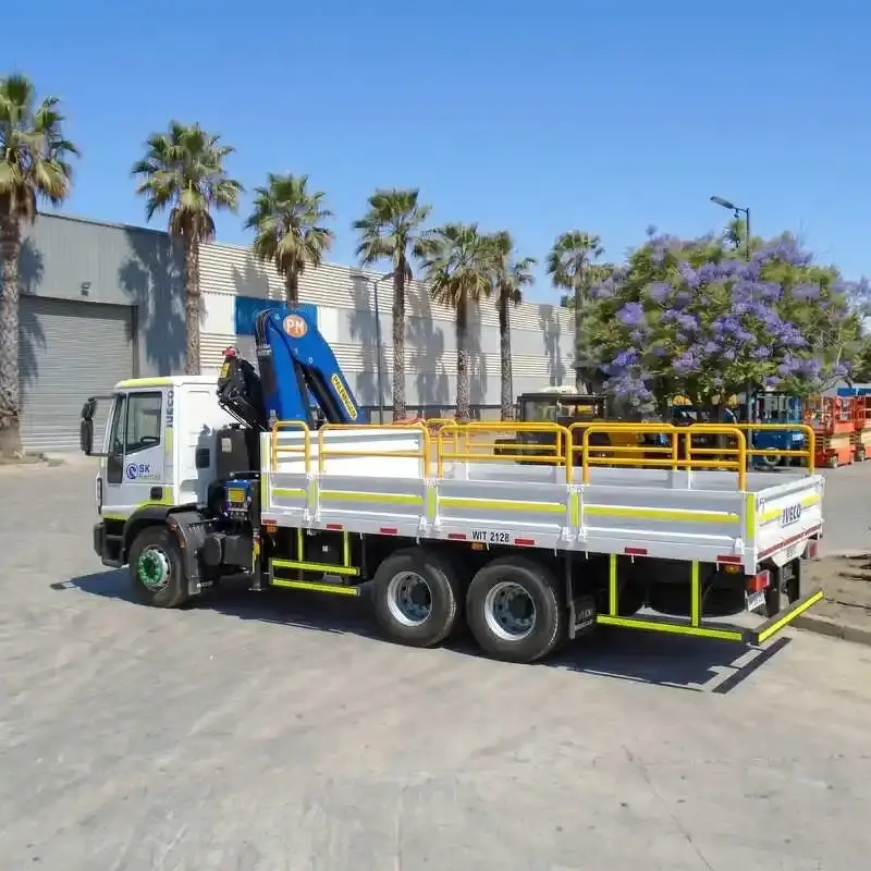Arriendo de Camión Pluma 5.4 Ton. Iveco modelo Grúa PM 27525 en SK Rental con cobertura nacional.